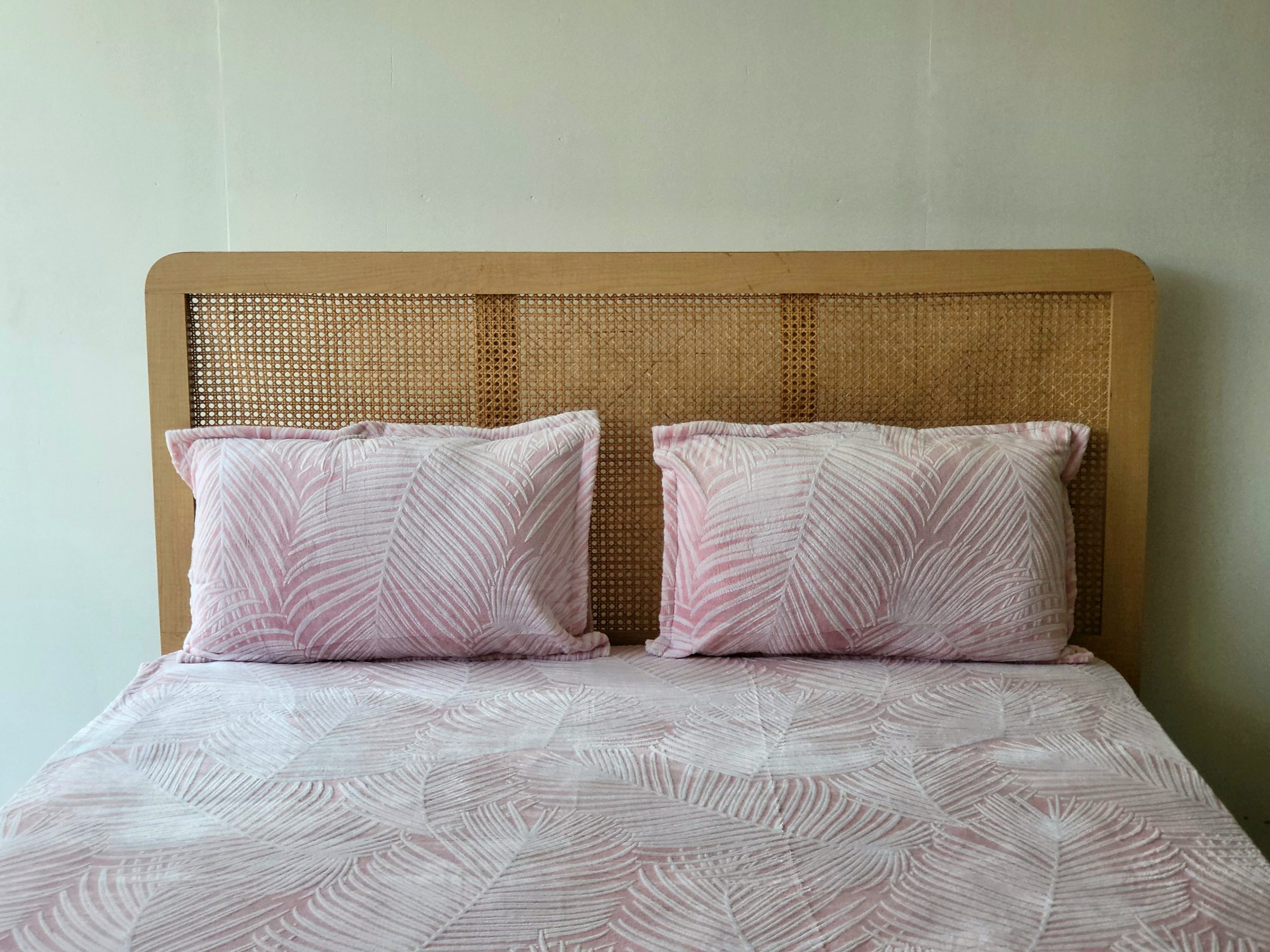 Pink Palm Velvet Fitted/Elastic Bedsheet 3 Pink Palm Velvet Fitted/Elastic Bedsheet - Image 3