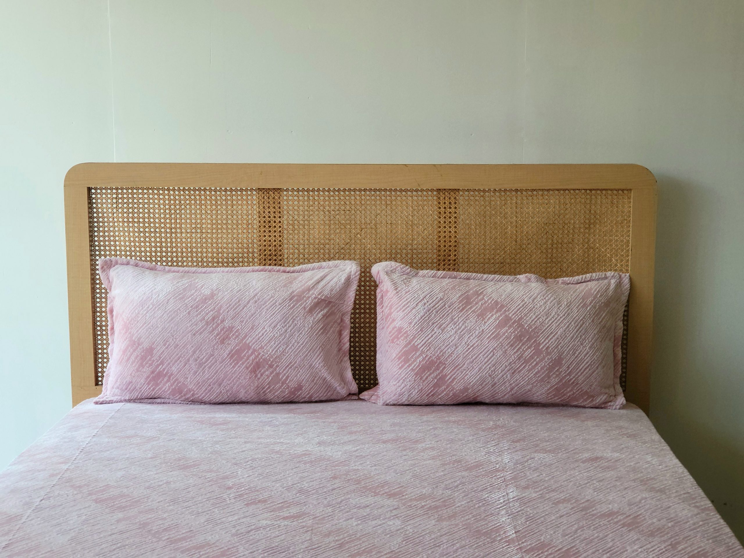 Pink Marbel Velvet Fitted/Elastic Bedsheet 5 Pink Marbel Velvet Fitted/Elastic Bedsheet - Image 5