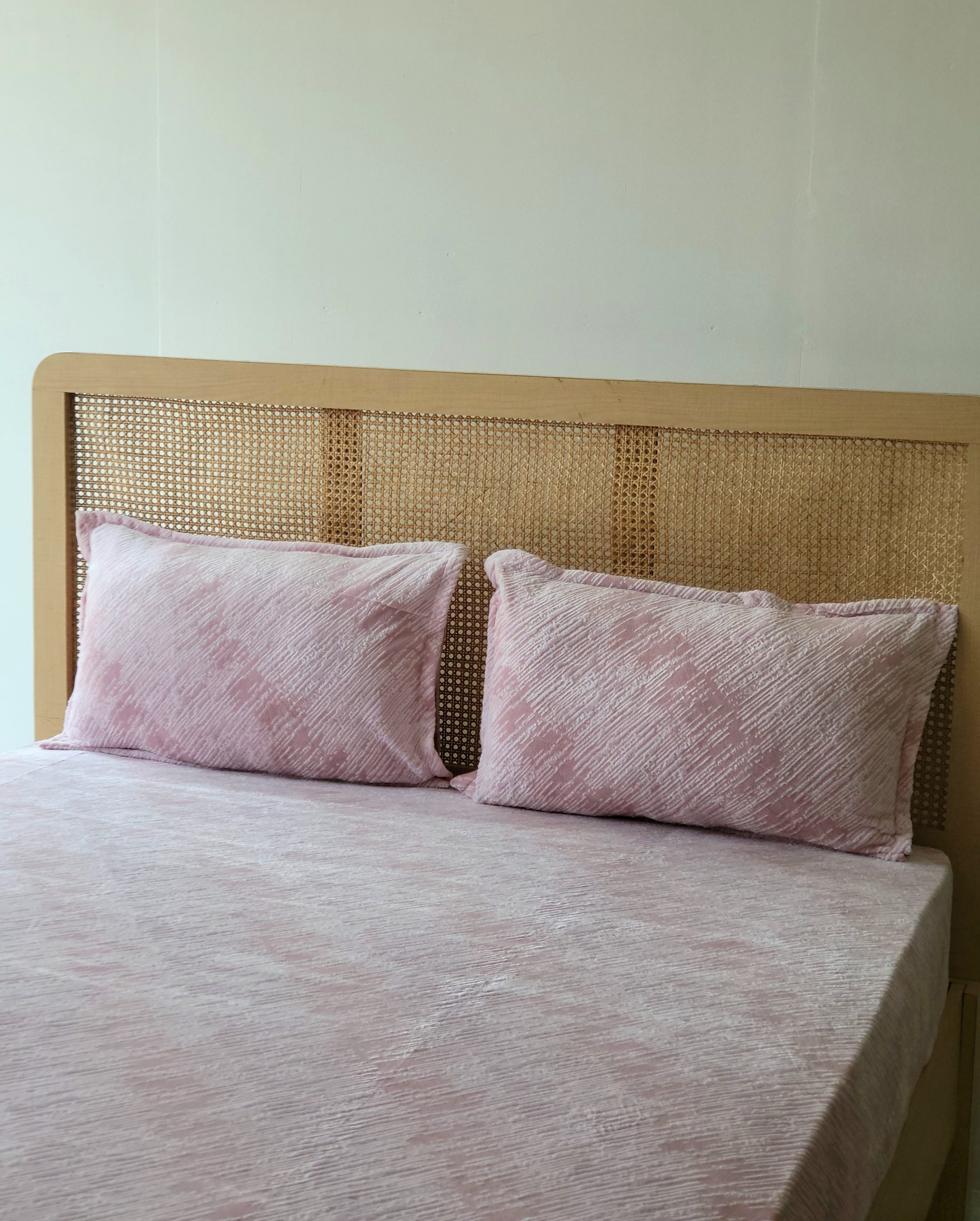 Pink Marbel Velvet Fitted/Elastic Bedsheet 3 Pink Marbel Velvet Fitted/Elastic Bedsheet - Image 3