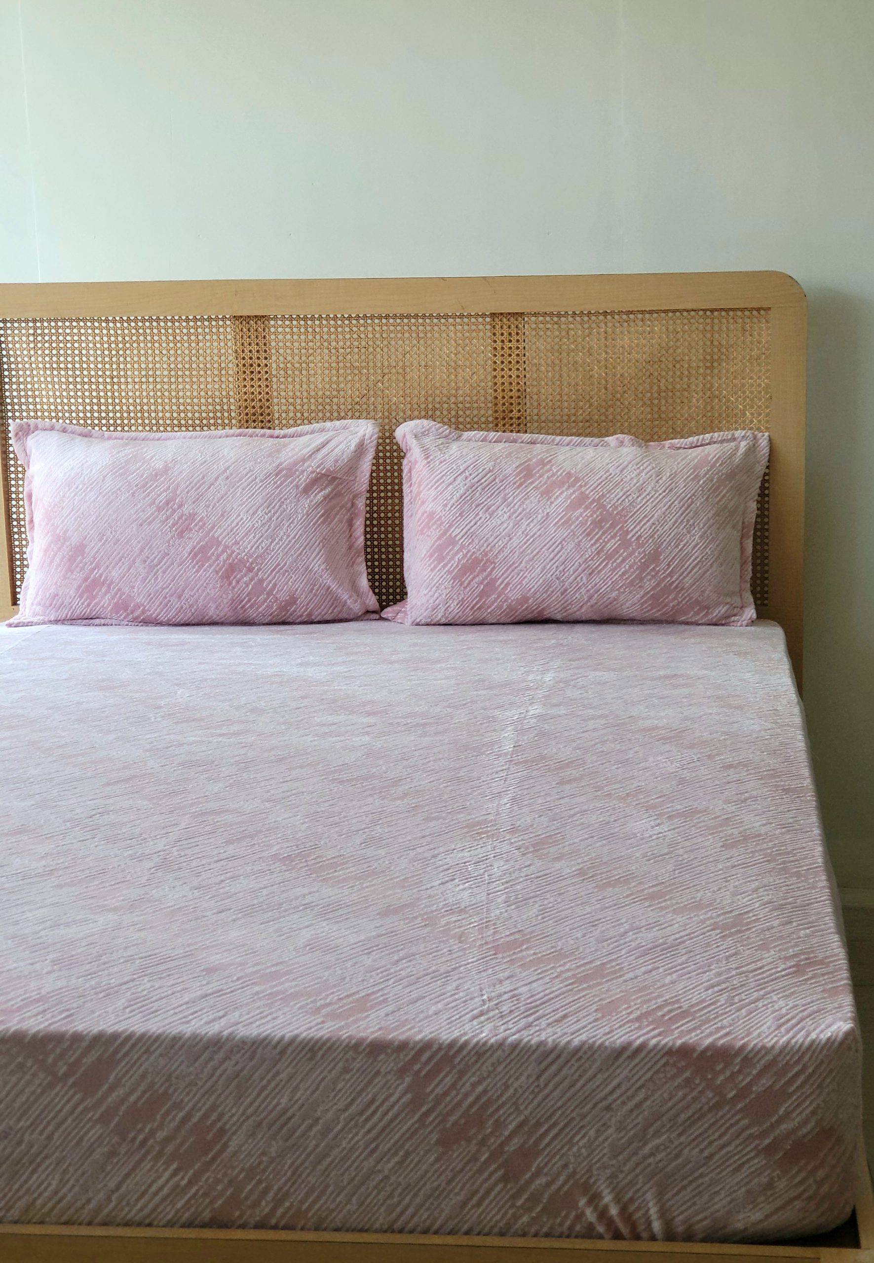 Pink Marbel Velvet Fitted/Elastic Bedsheet 2 Pink Marbel Velvet Fitted/Elastic Bedsheet - Image 2