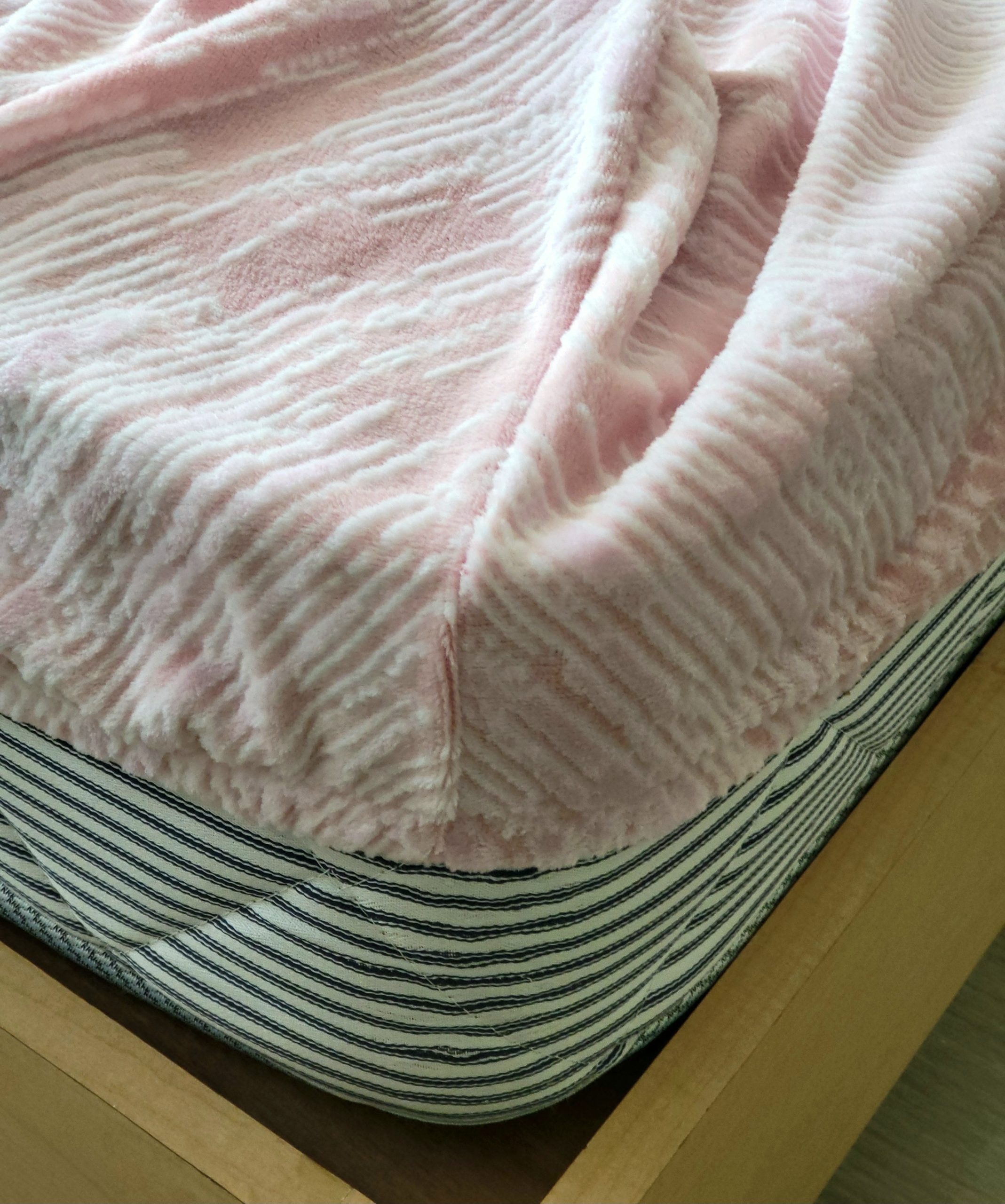 Pink Marbel Velvet Fitted/Elastic Bedsheet 4 Pink Marbel Velvet Fitted/Elastic Bedsheet - Image 4