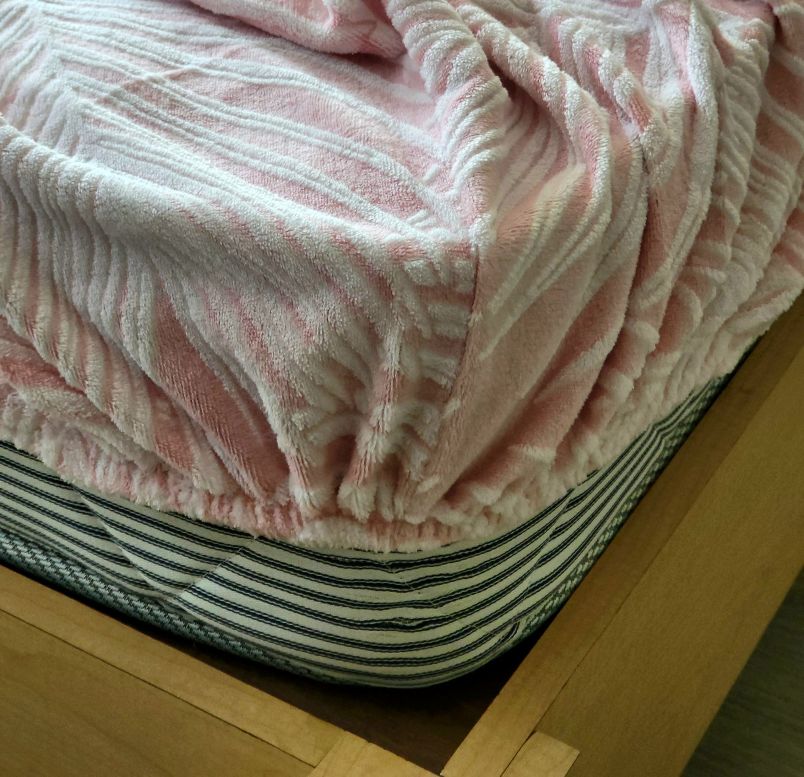 Pink Palm Velvet Fitted/Elastic Bedsheet 4 Pink Palm Velvet Fitted/Elastic Bedsheet - Image 4