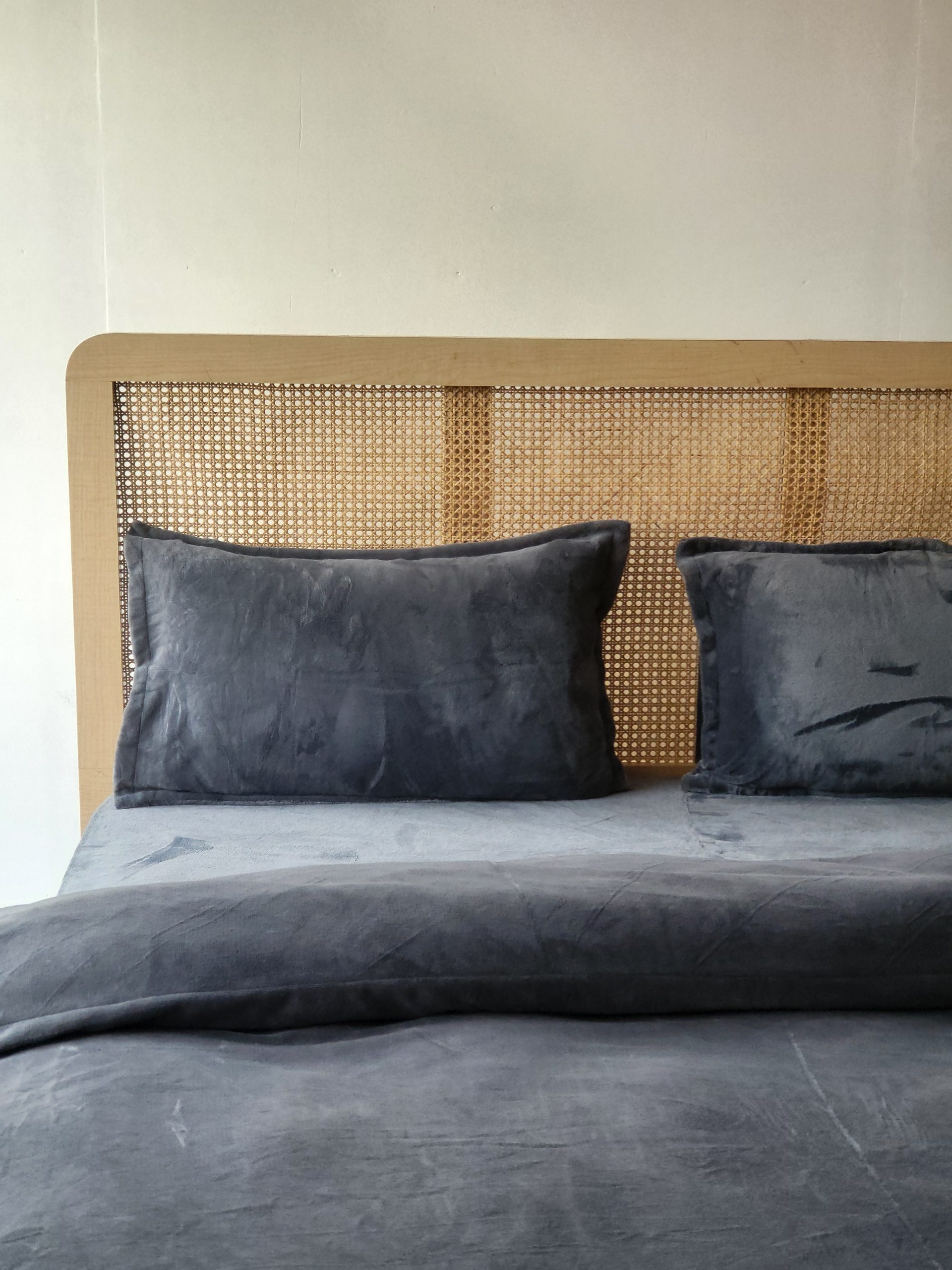 Set Of 4 Solid Grey Velvet Queen Size Bedsheet and Quilt Cover 2 Set Of 4 Solid Grey Velvet Queen Size Bedsheet and Quilt Cover - Image 2