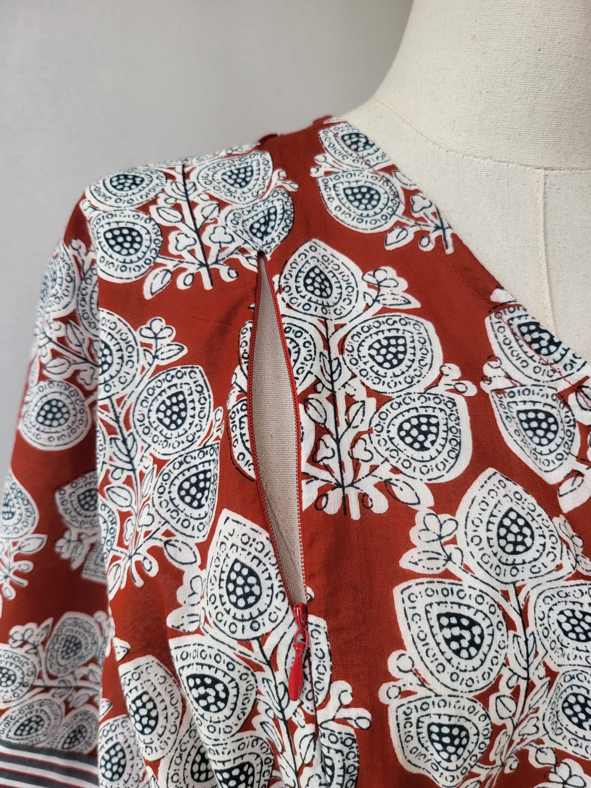 White Flower Brown Base V Neck Cotton Zipper Kaftan 3 White Flower Brown Base V Neck Cotton Zipper Kaftan - Image 3