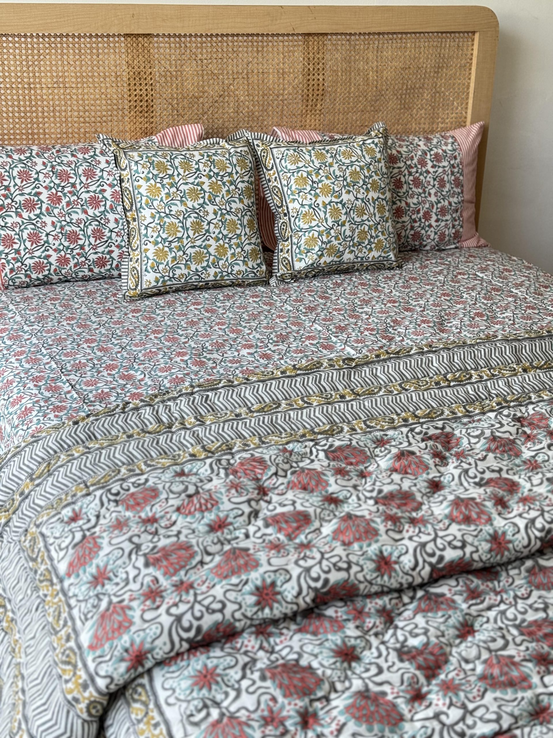 Set Of 6 Mughal Print Cotton Bedsheet, Blanket And 2 Cushion Covers 3 Set Of 6 Mughal Print Cotton Bedsheet, Blanket And 2 Cushion Covers - Image 3