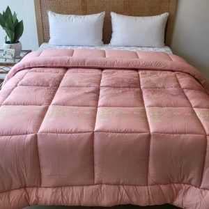 Light Pink Winter Cotton Silk Quilt (90 x 100 inch)